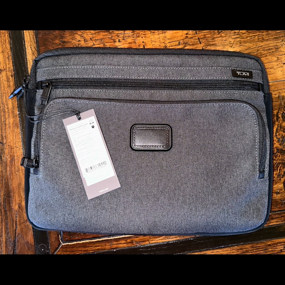 BNWT grey Tumi medium laptop cover
9.25" X 12.5" X 1"
23.5cm X 32cm X 2.5cm